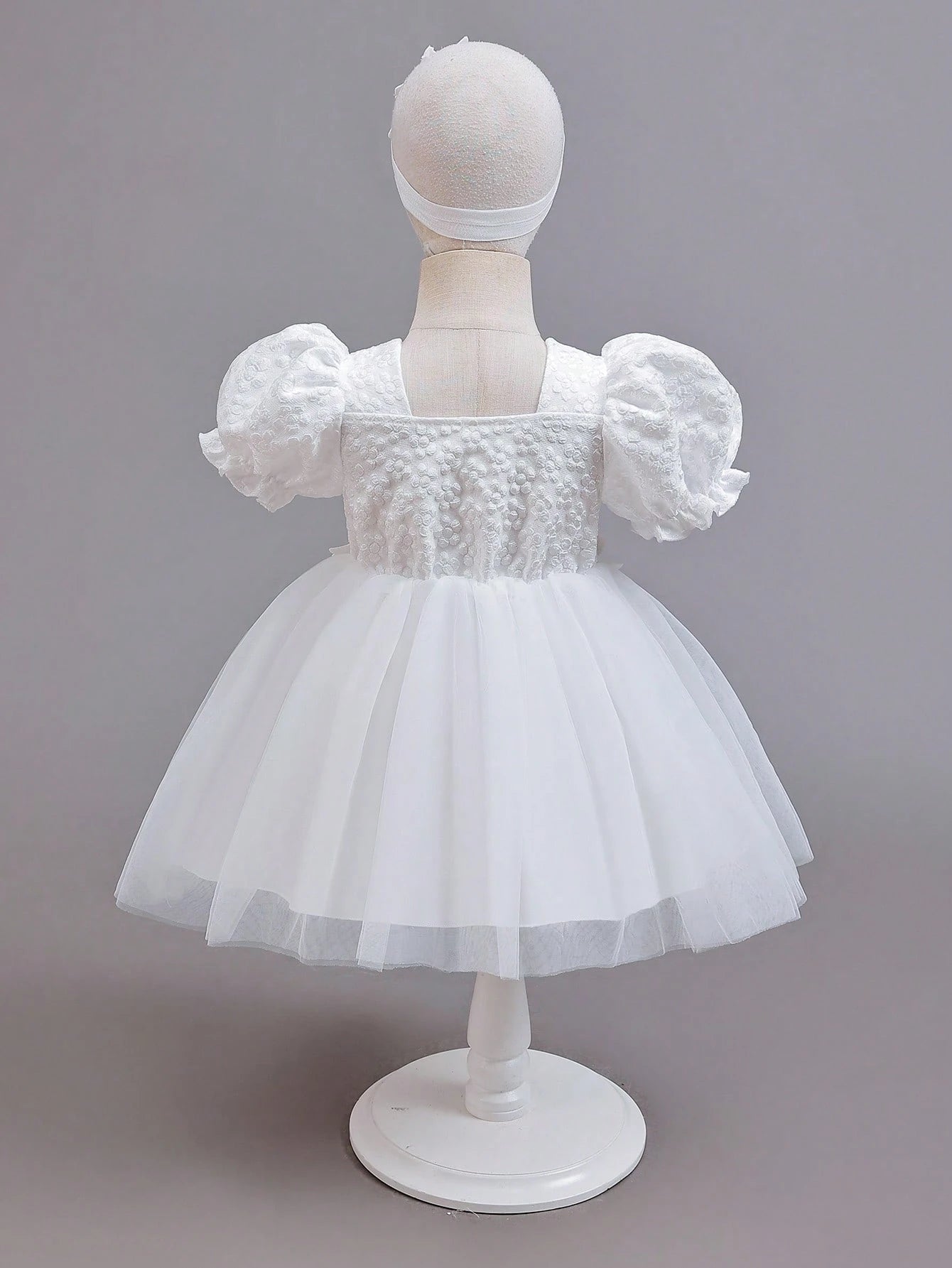 Prenda blanca vestido para bebe con tul y flores vista trasera
