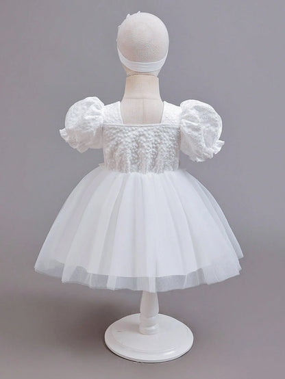 Prenda blanca vestido para bebe con tul y flores vista trasera
