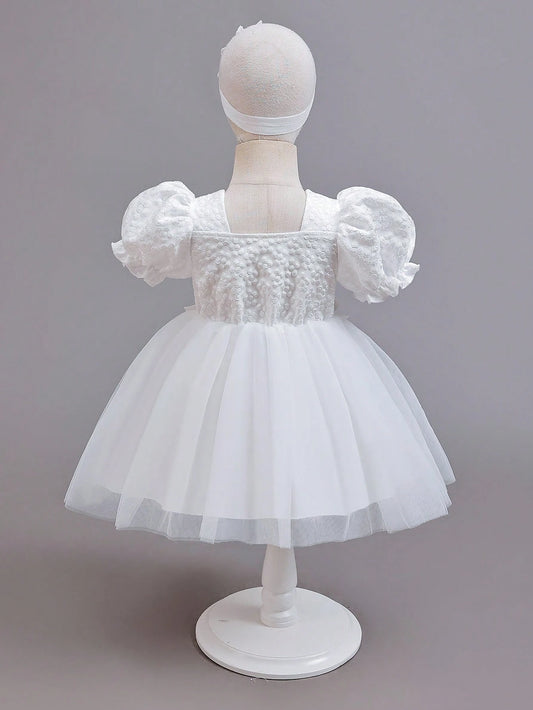 Prenda blanca vestido para bebe con tul y flores vista trasera

