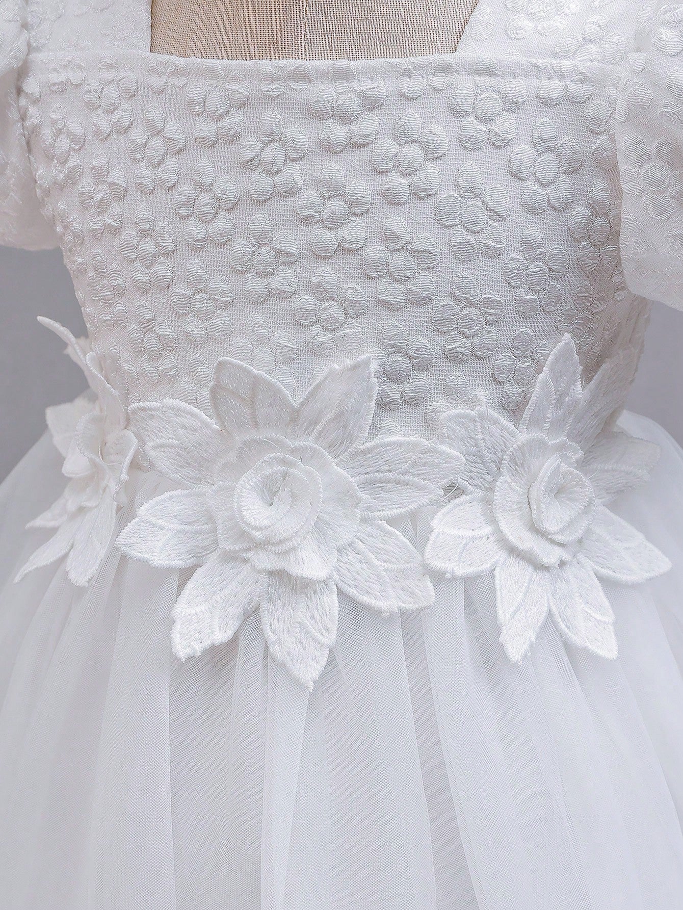 Prenda blanca vestido para bebe con detalle de flores aplicadas
