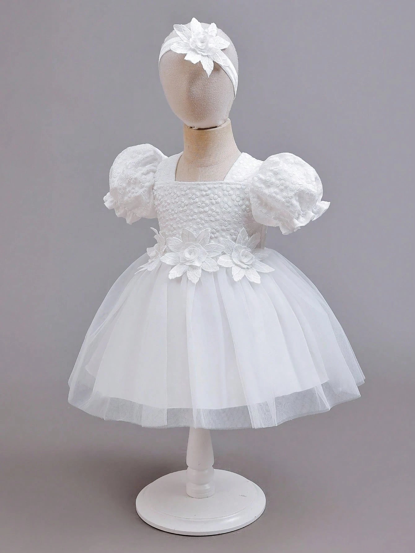 Prenda blanca vestido para bebe con tul y flores vista frontal
