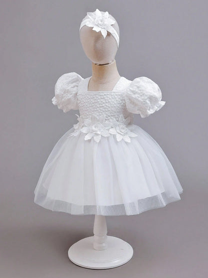 Prenda blanca vestido para bebe con tul y flores vista frontal
