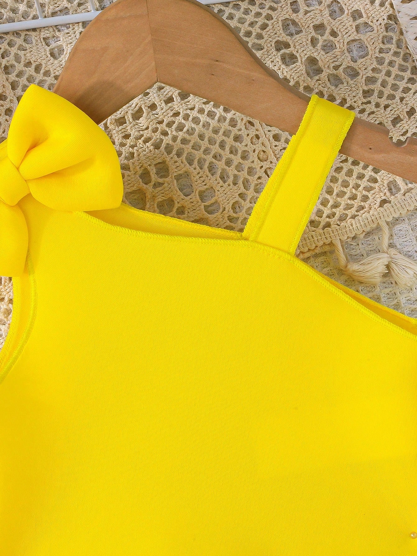 Set amarillo bebé niña con top de tirantes y falda con moño