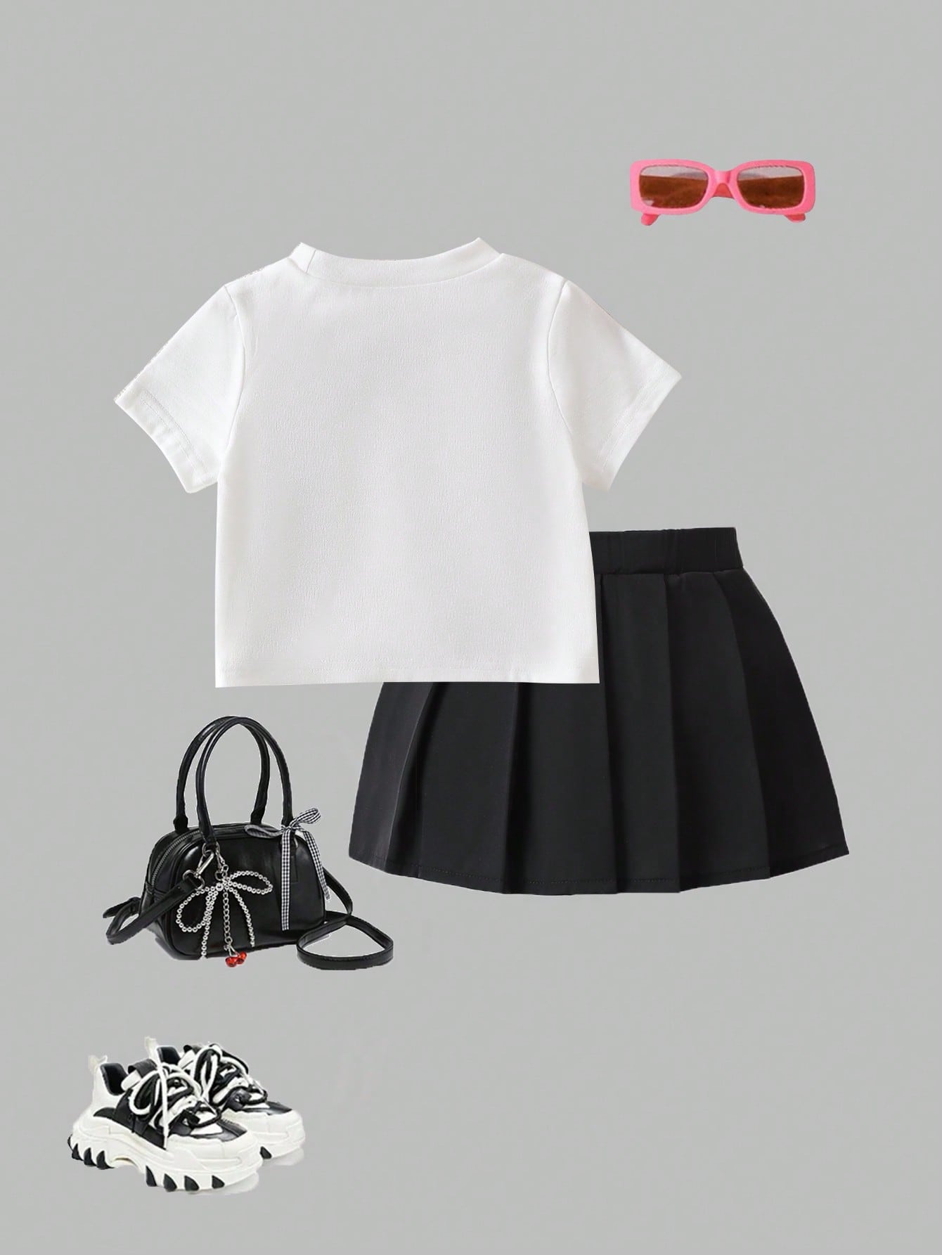Set blusa blanca con moños y falda negra plisada
