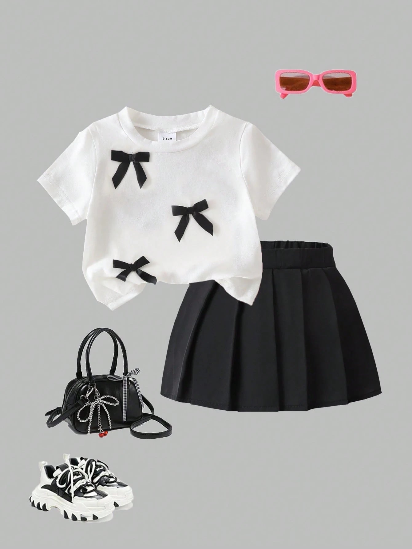 Set blusa blanca con moños y falda negra plisada
