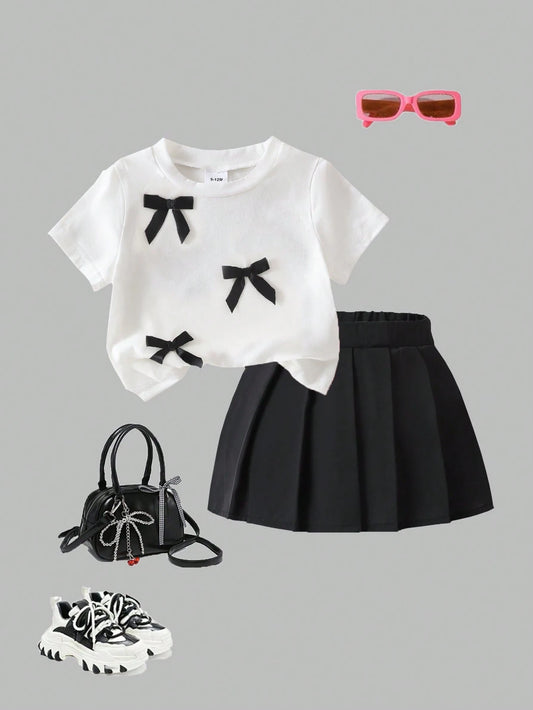 Set blusa blanca con moños y falda negra plisada