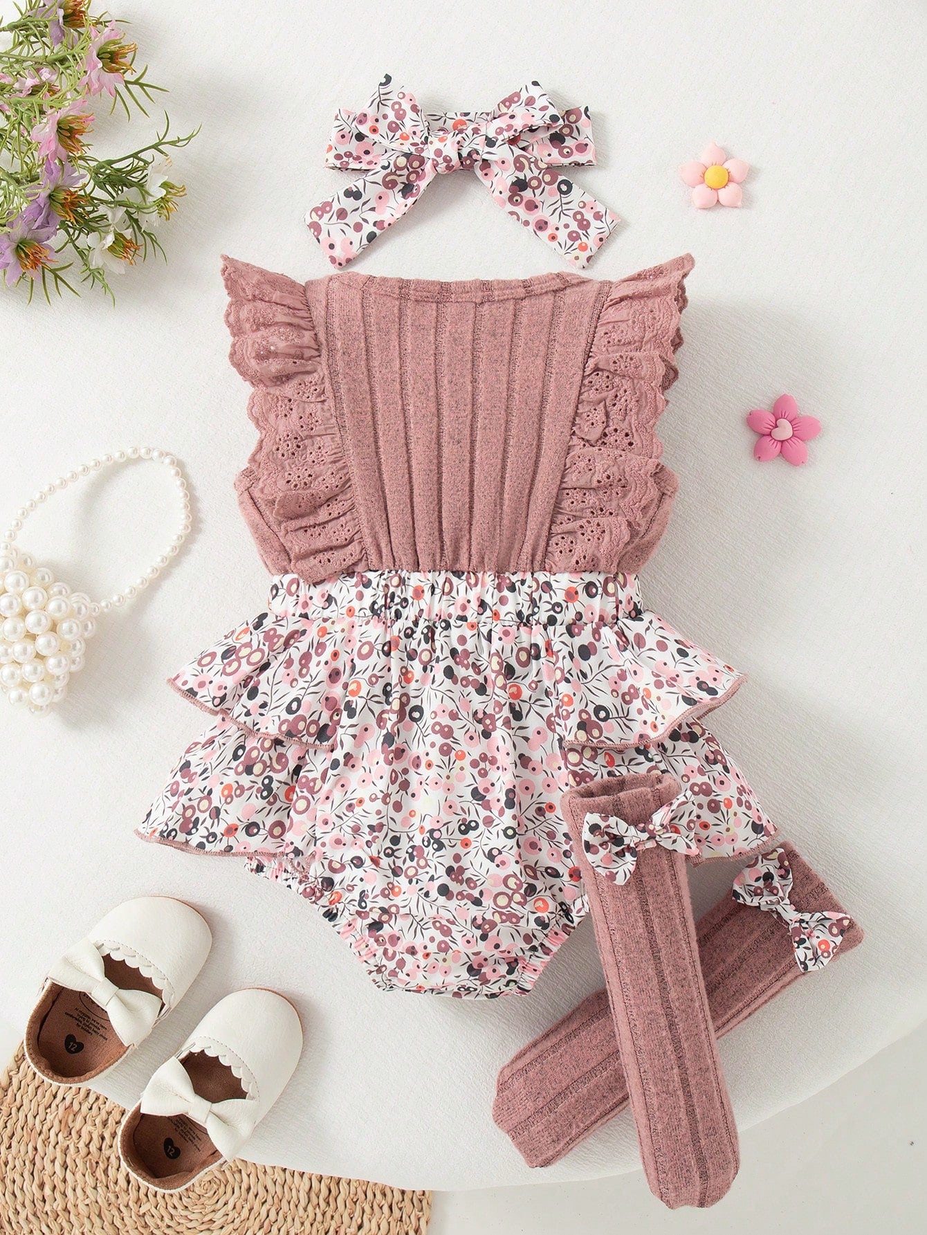 Prenda rosa conjunto para bebe floral con diadema y calcetines vista trasera
