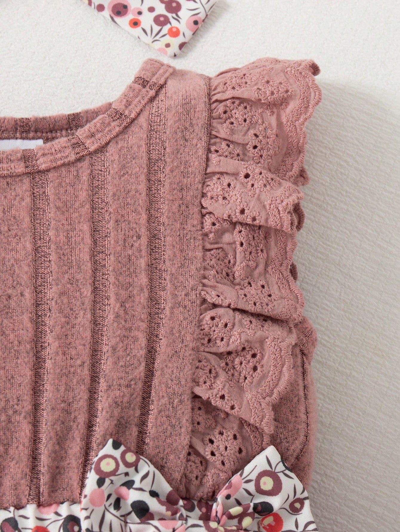 Prenda rosa body para bebe detalle de volantes en hombros
