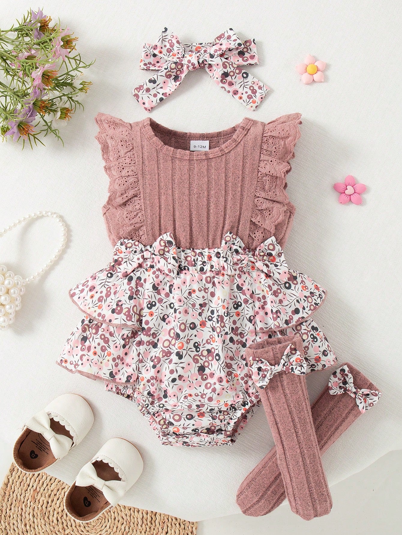 Prenda rosa conjunto para bebe floral con diadema y calcetines vista frontal
