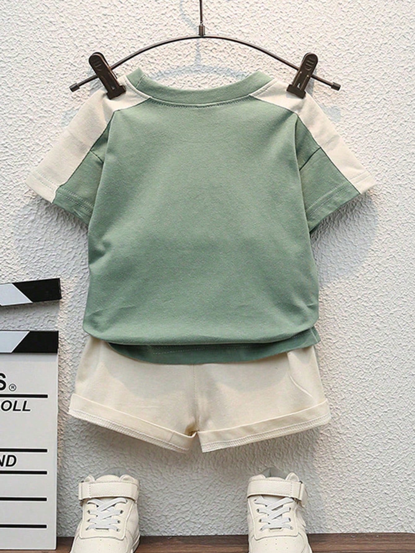 Prenda verde conjunto para bebe con camiseta y shorts contraste vista trasera
