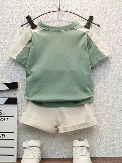 Prenda verde conjunto para bebe con camiseta y shorts contraste vista trasera
