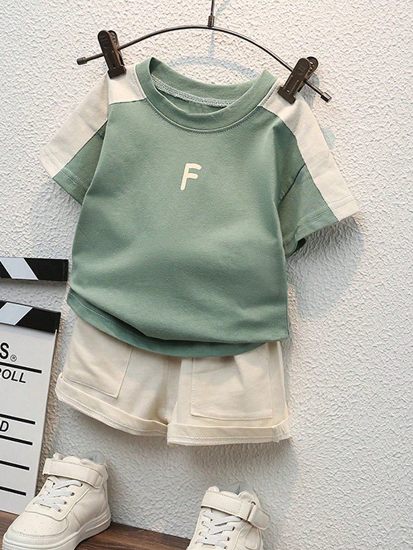 Prenda verde conjunto para bebe con camiseta y shorts contraste vista frontal

