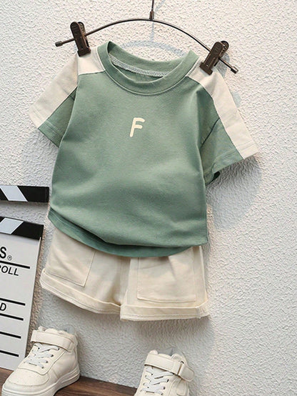 Prenda verde conjunto para bebe con camiseta y shorts contraste vista frontal
