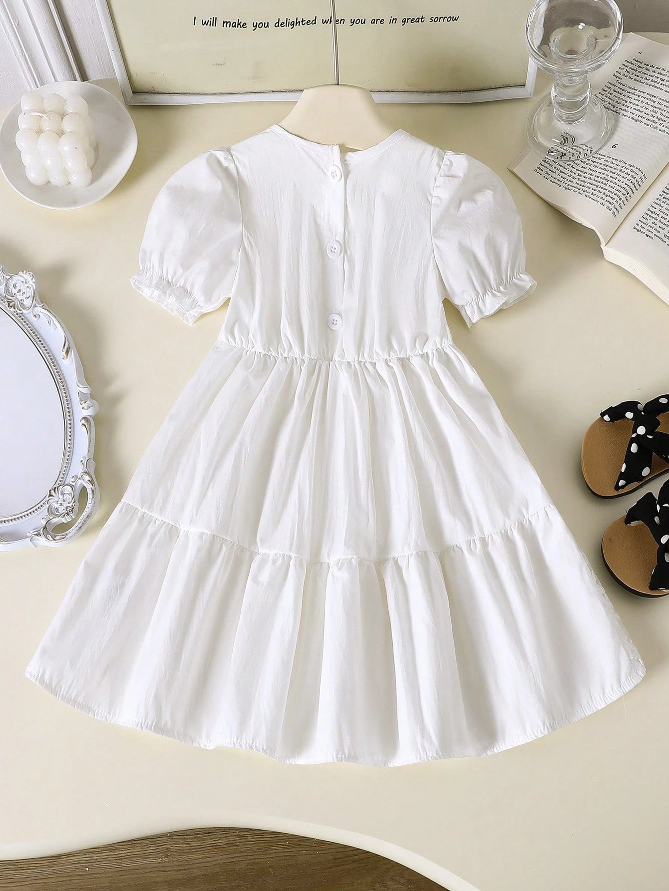Vestido blanco con encaje francés y mangas farol dulces