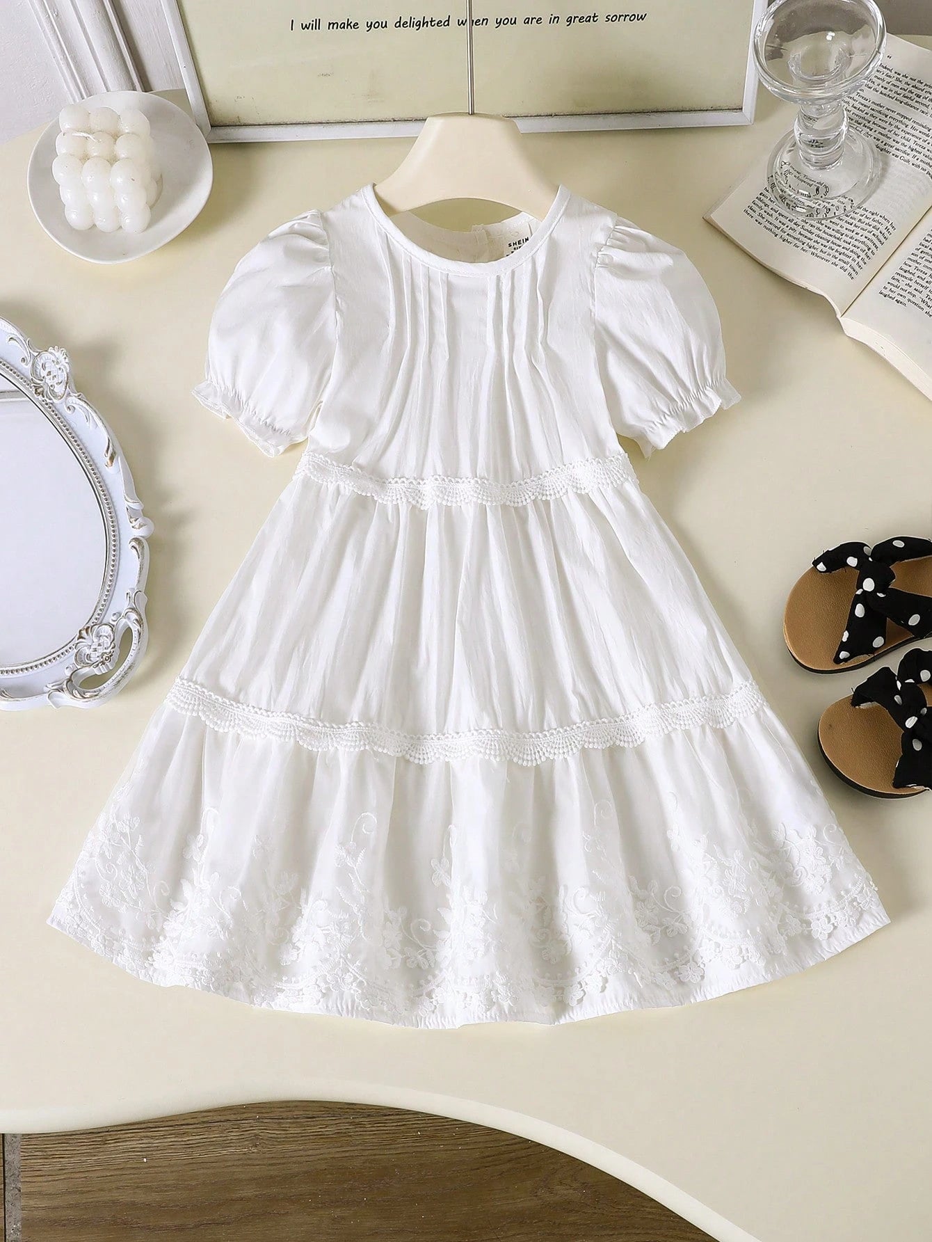 Vestido blanco con encaje francés y mangas farol dulces