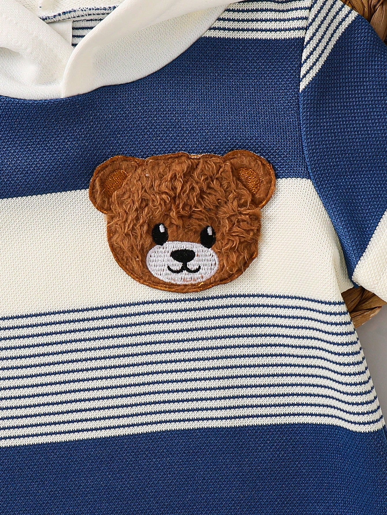 Pelele azul a rayas para bebe con detalle de oso en relieve