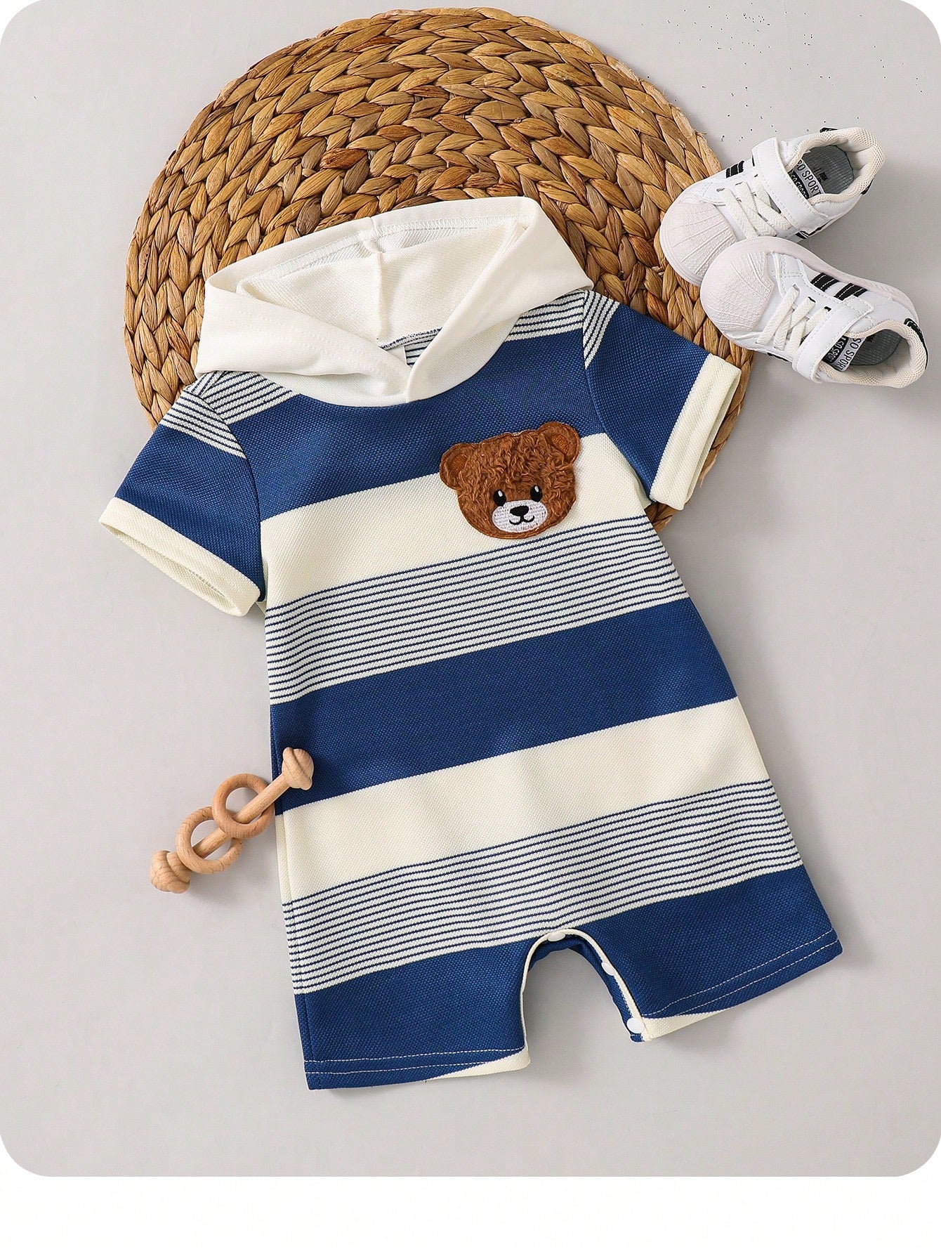 Pelele azul a rayas para bebe con oso y capucha vista frontal