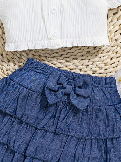 Conjunto azul y blanco con falda en capas