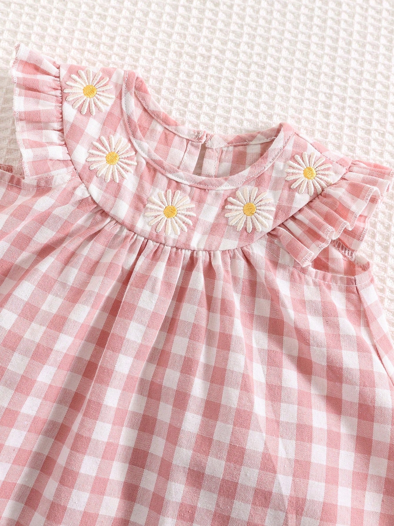 Vestido rosa a cuadros con flores bordadas