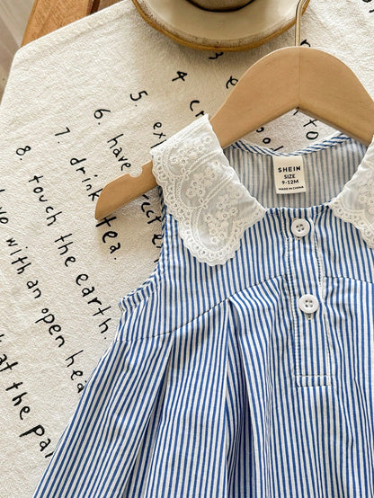Prenda azul vestido para bebe detalle de cuello con encaje
