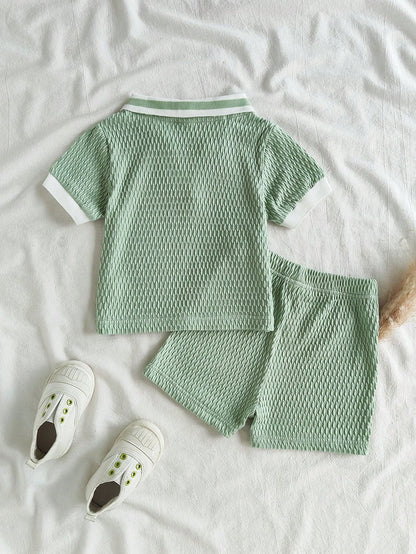 Prenda verde conjunto para bebe con camiseta y short vista posterior