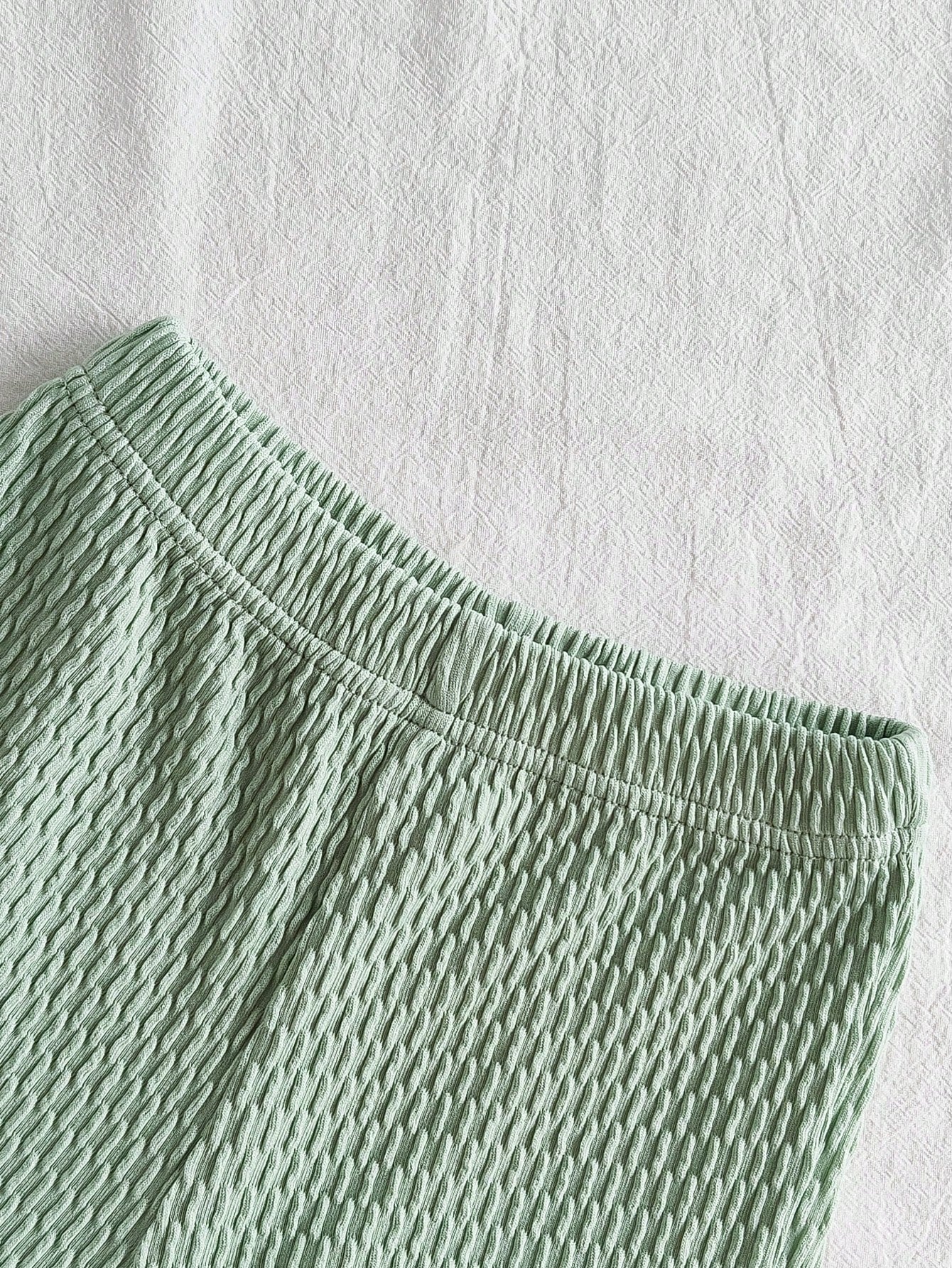 Prenda verde conjunto para bebe con detalle de short texturizado y cintura elástica