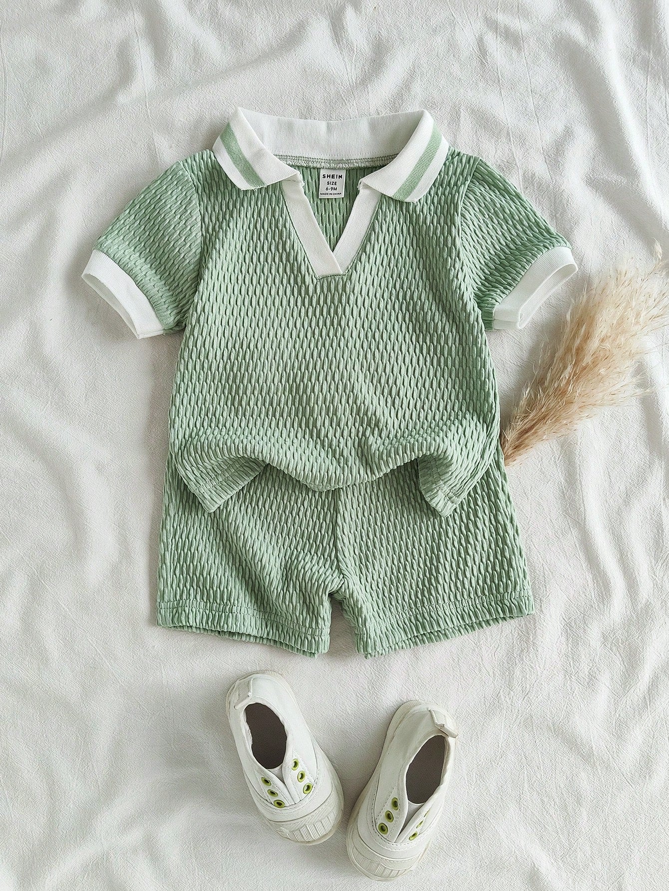 Prenda verde conjunto para bebe con cuello polo blanco vista frontal