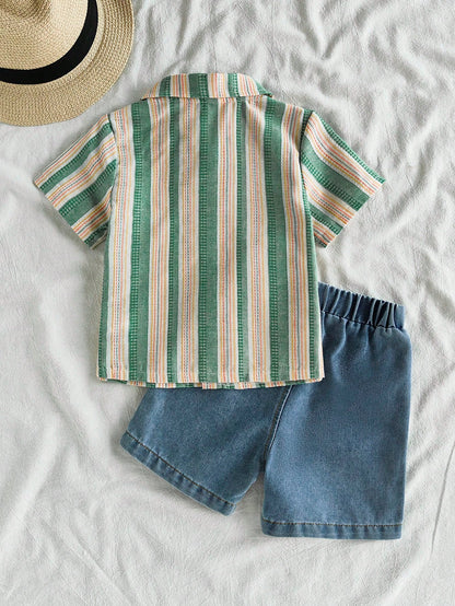 Prenda verde conjunto para bebe con camisa a rayas y short denim vista trasera
