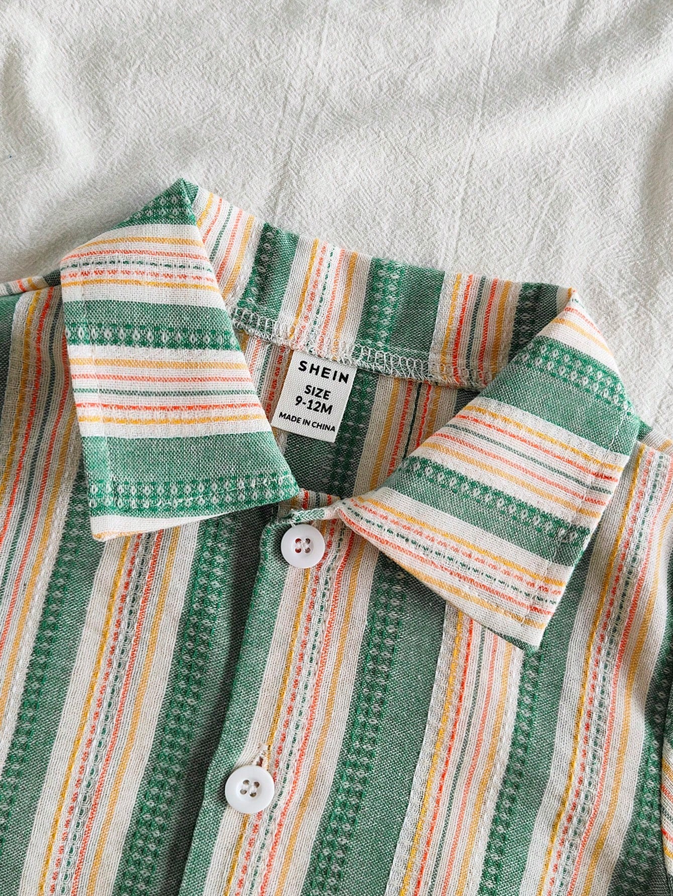 Prenda verde conjunto para bebe con detalle de cuello camisero y botones
