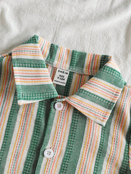 Prenda verde conjunto para bebe con detalle de cuello camisero y botones
