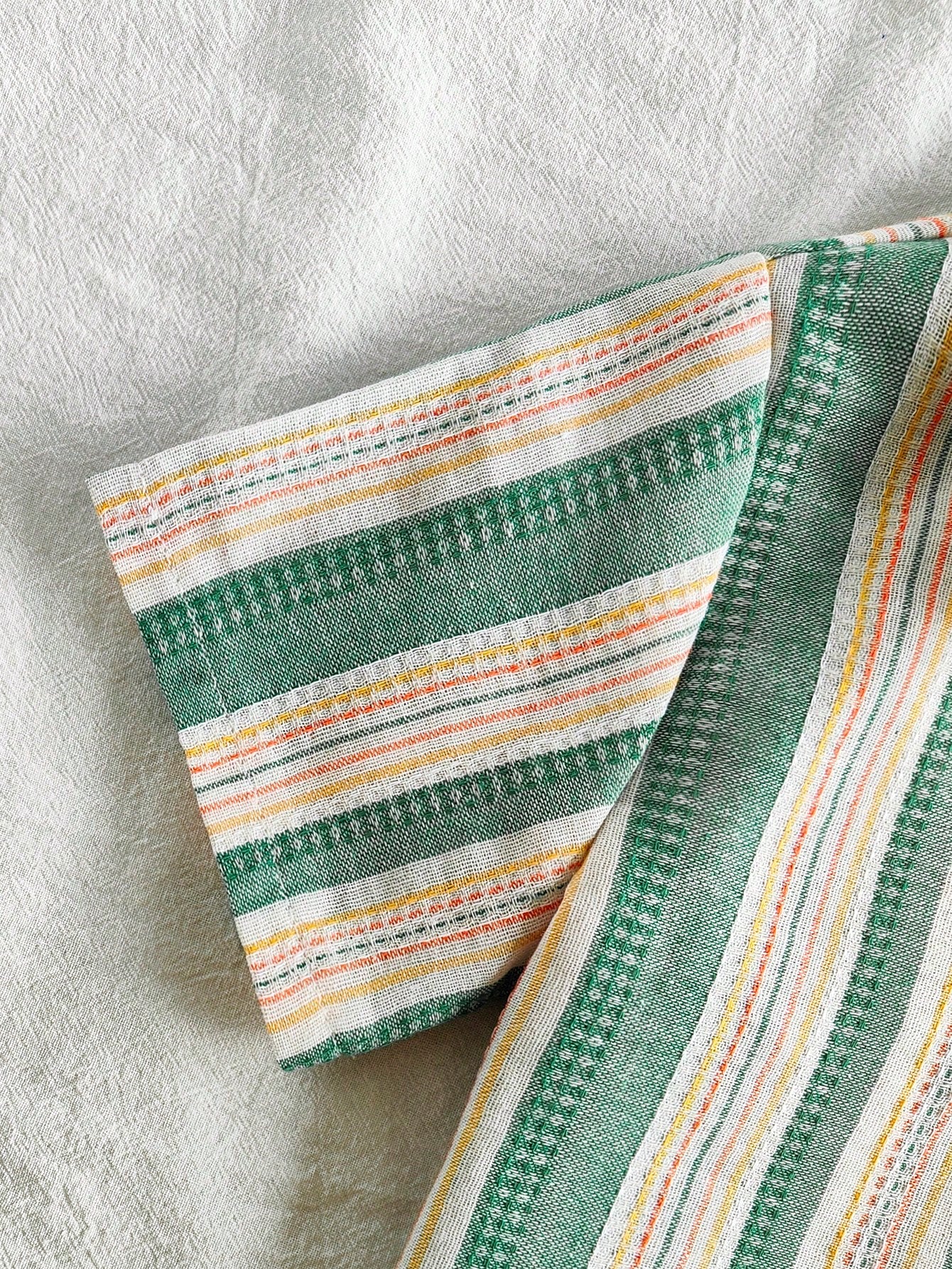 Prenda verde conjunto para bebe con detalle de manga y textura de tela