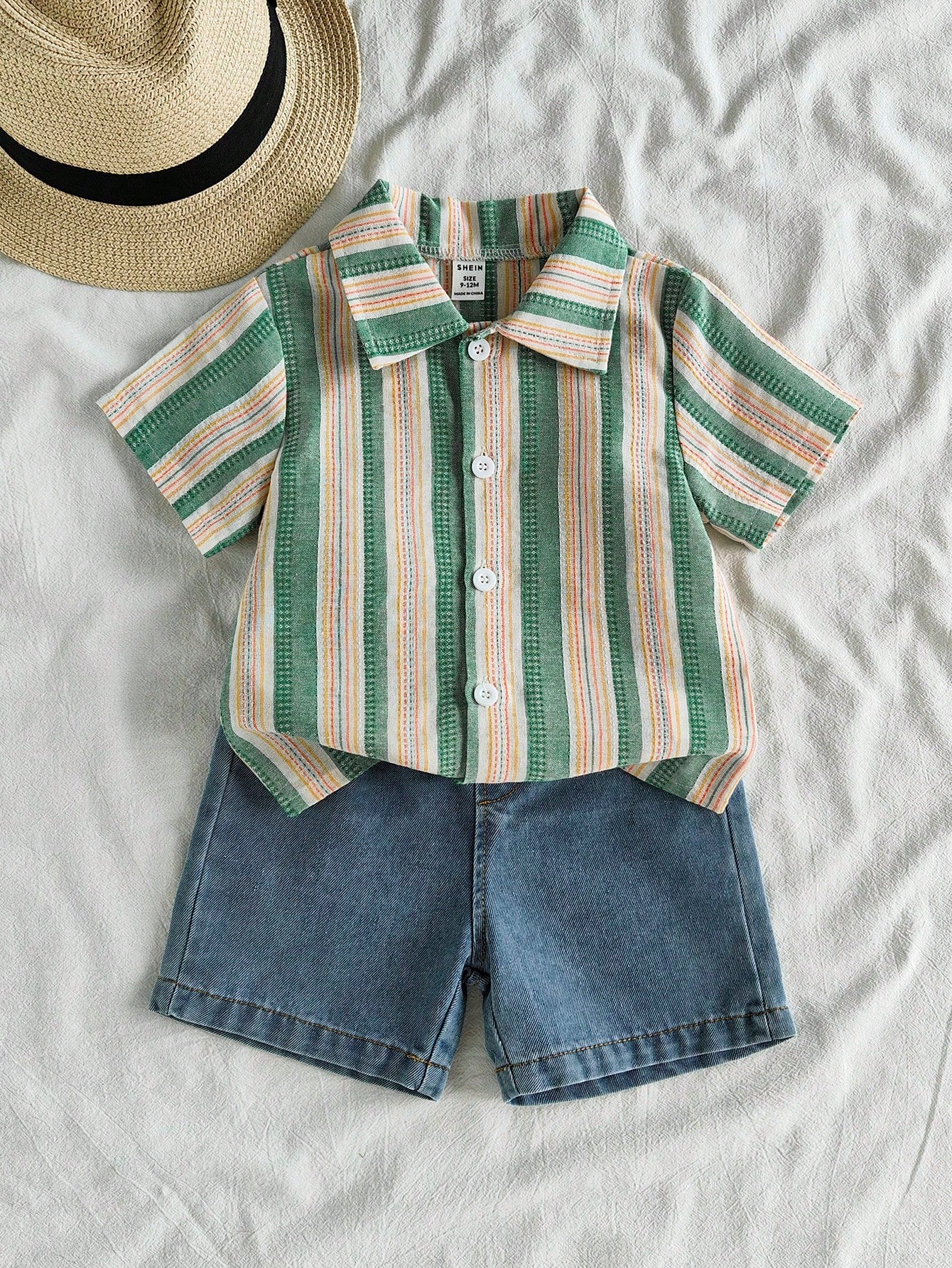 Prenda verde conjunto para bebe con camisa a rayas y short denim vista frontal
