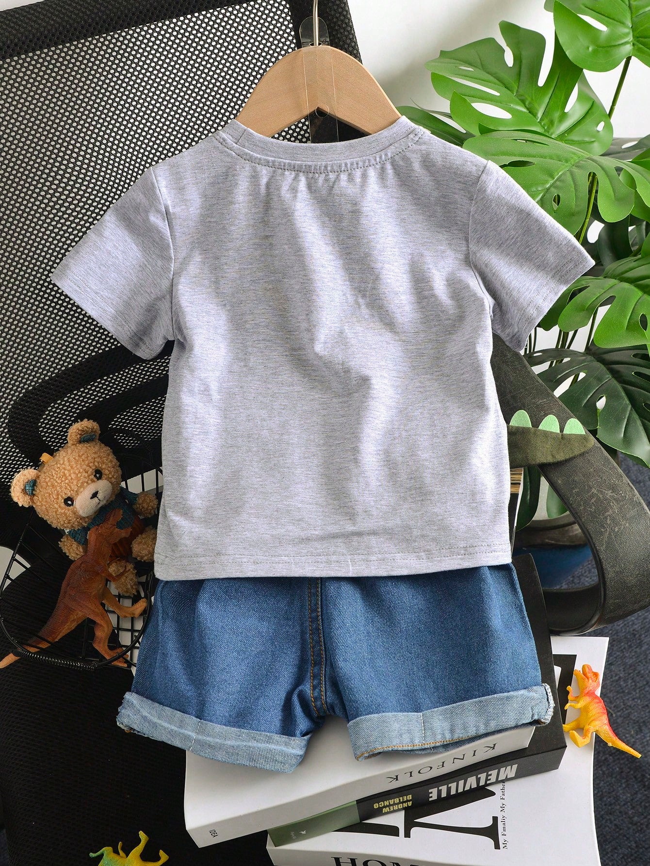 Prenda gris conjunto de camiseta y short denim para bebe vista posterior