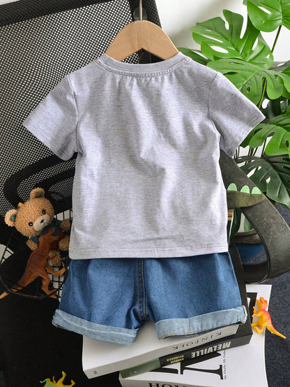 Prenda gris conjunto de camiseta y short denim para bebe vista posterior