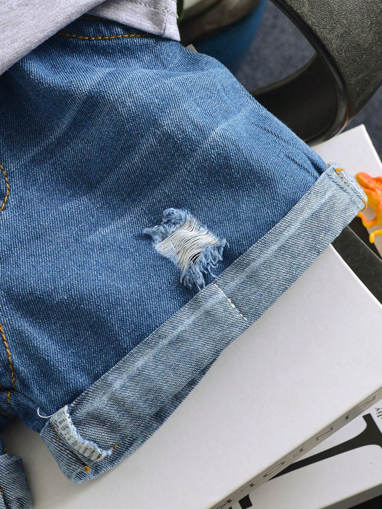 Prenda azul short denim para bebe detalle desgaste