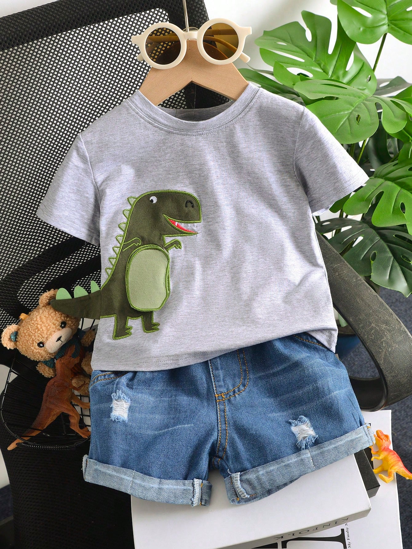 Prenda gris conjunto de camiseta y short denim para bebe con dinosaurio bordado vista frontal