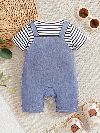 Mameluco celeste con rayas y estampado de overol con playera y bolsillo oso adorable