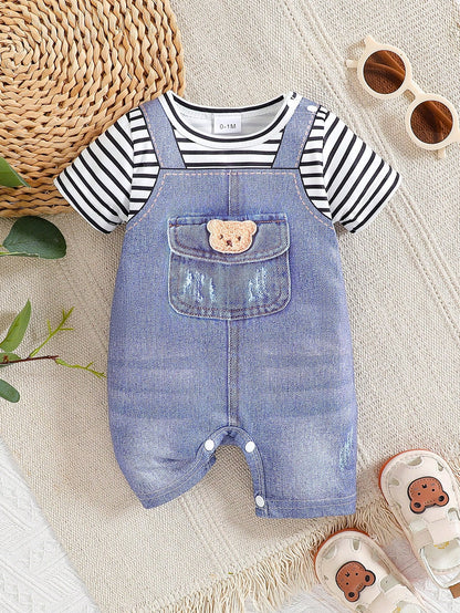 Mameluco celeste con rayas y estampado de overol con playera y bolsillo oso adorable