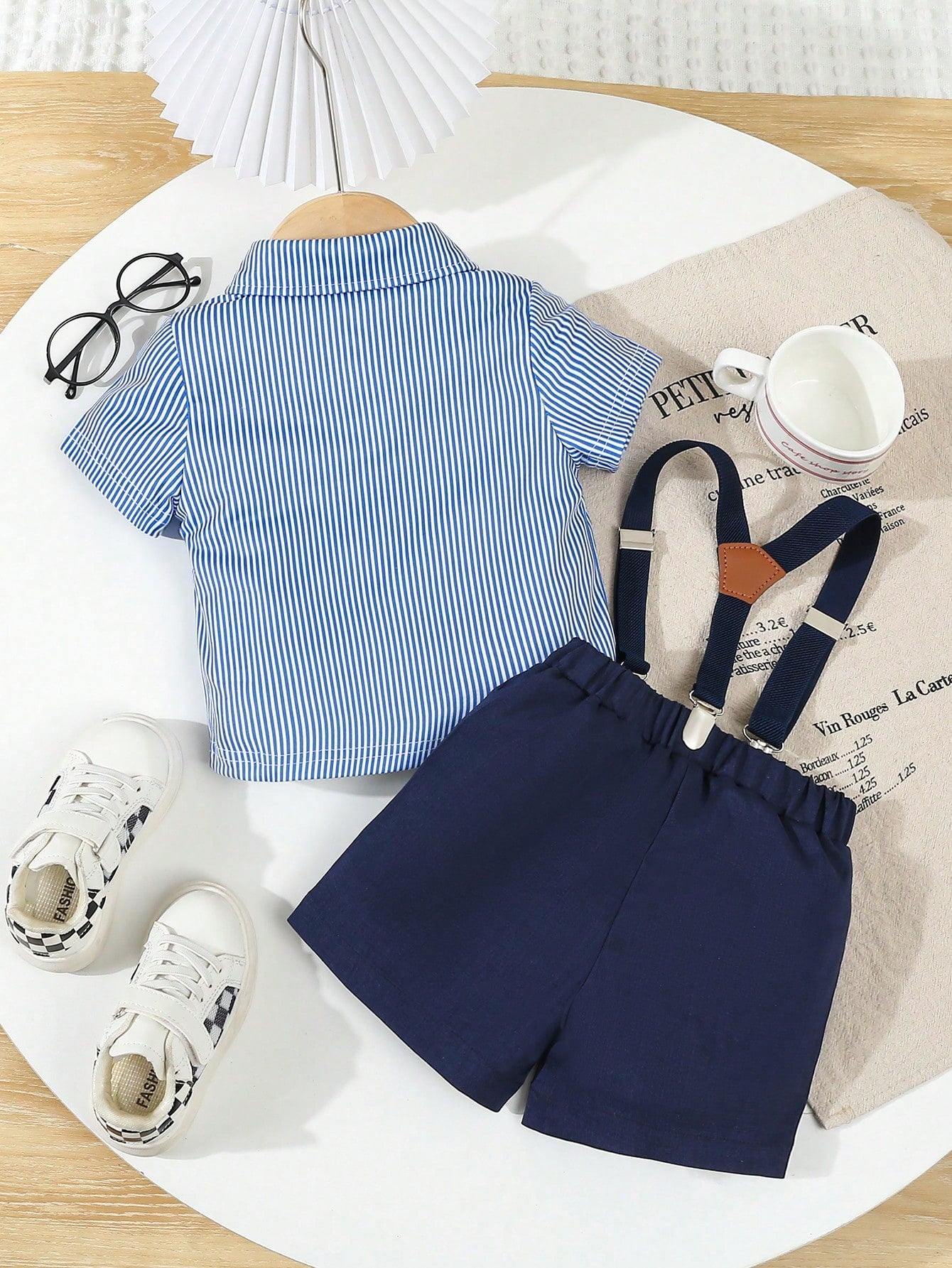 Conjunto azul a rayas con pajarita y shorts elegantes