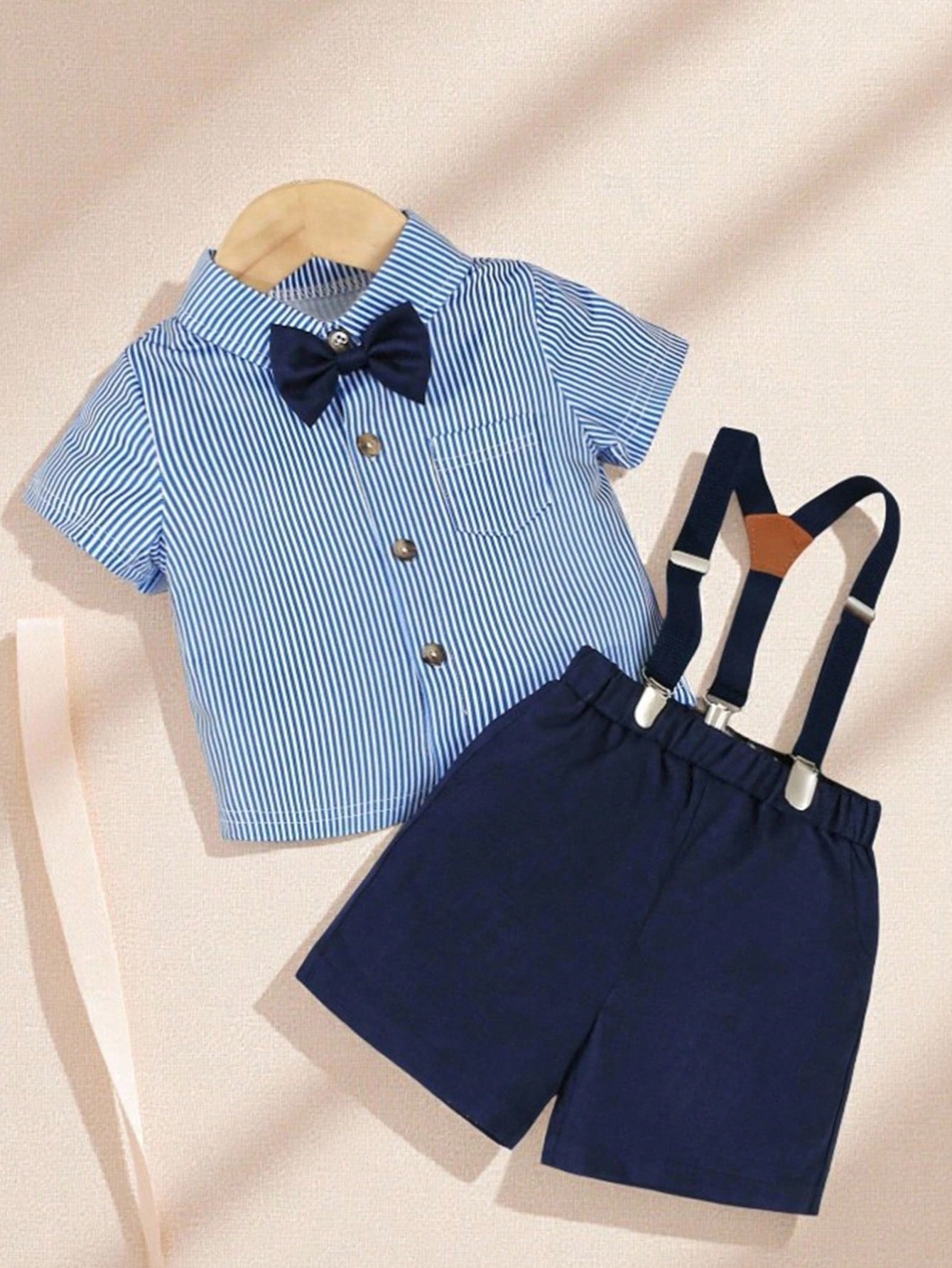Conjunto azul a rayas con pajarita y shorts elegantes
