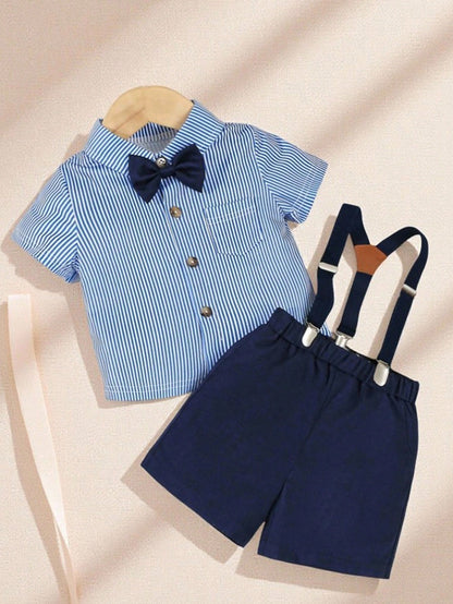 Conjunto azul a rayas con pajarita y shorts elegantes