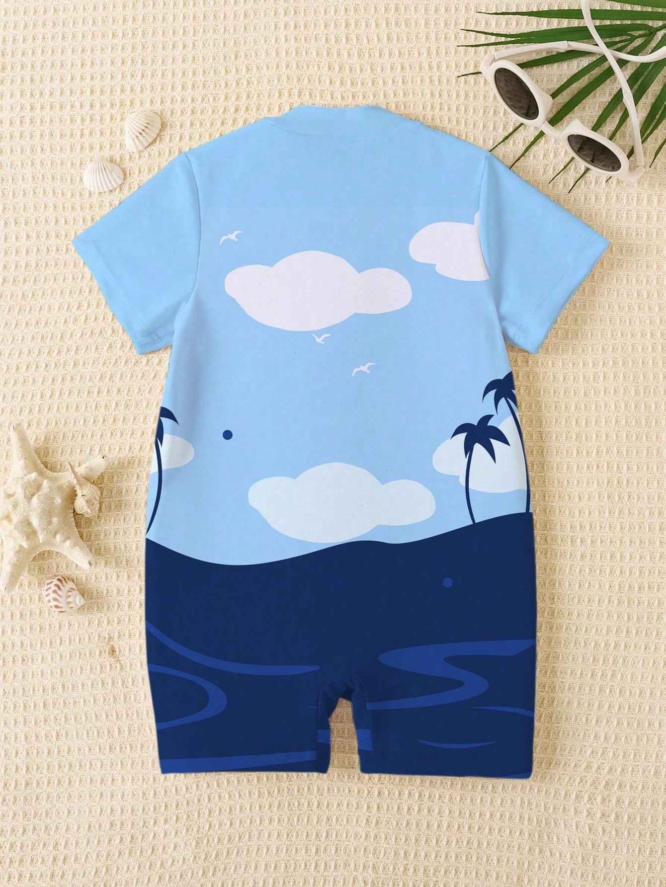 Prenda azul traje de baño para bebe detalle estampado tiburon