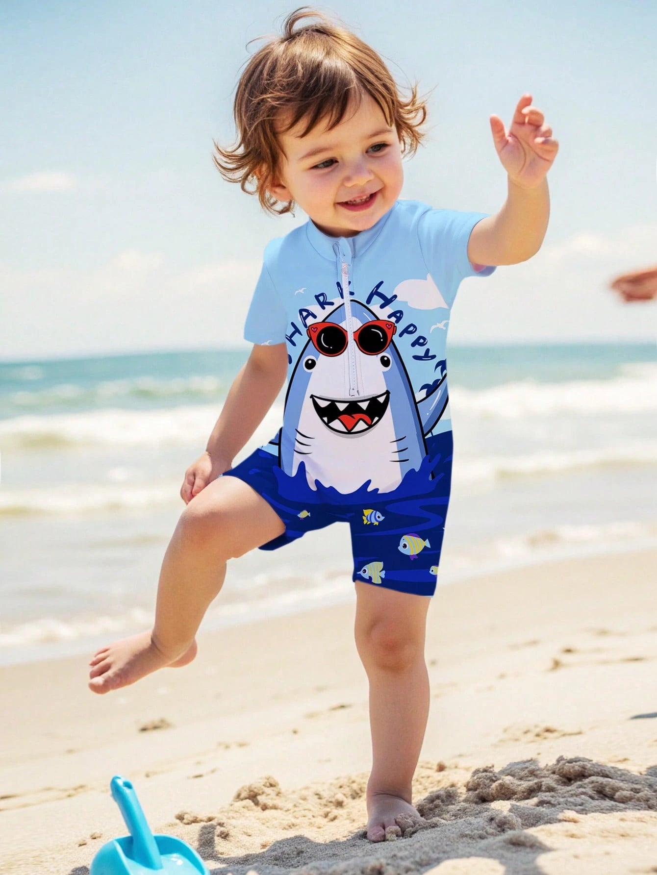 Prenda azul traje de baño para bebe con tiburon animado vista frontal