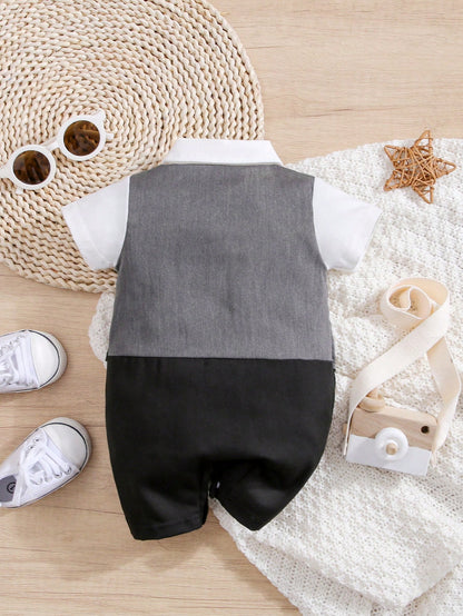 Prenda negro enterizo elegante para bebe con chaleco vista trasera
