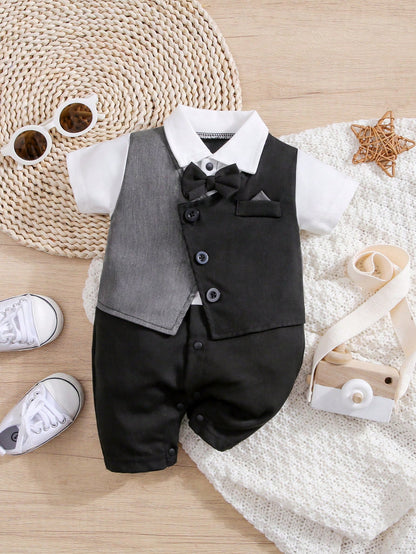 Prenda negro enterizo elegante para bebe con chaleco y corbatín vista frontal
