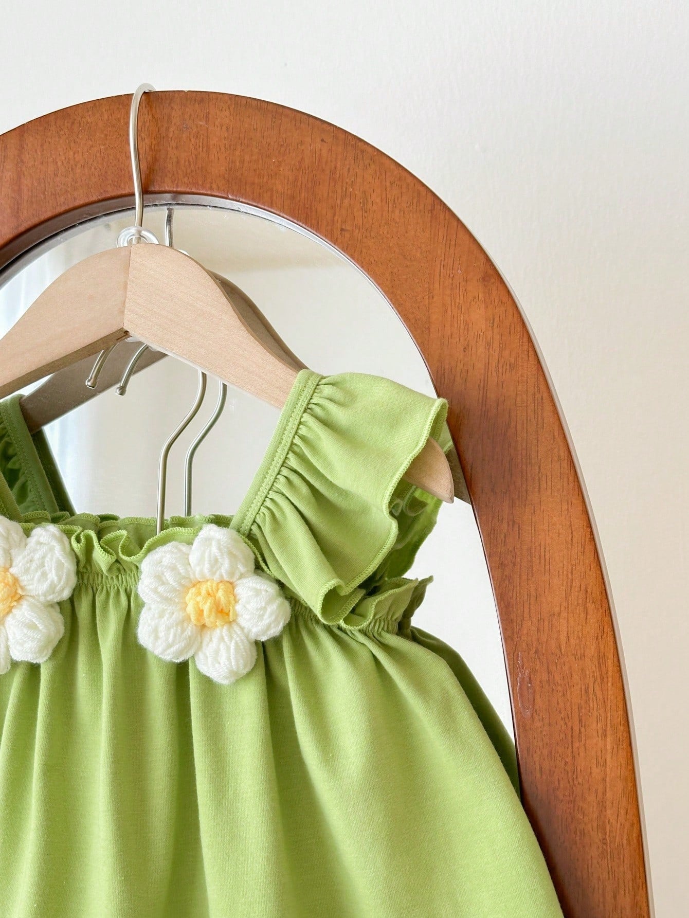 Prenda verde conjunto para bebe con detalle de flores bordadas en pecho
