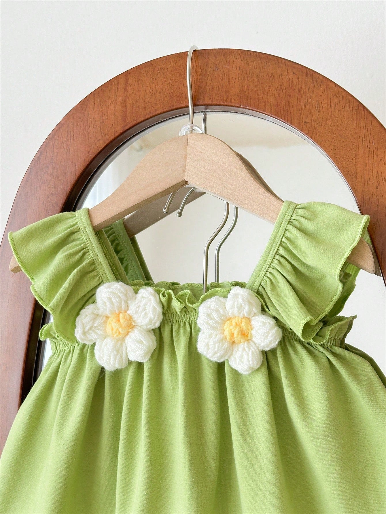 Prenda verde conjunto para bebe con detalle de tirantes con volantes