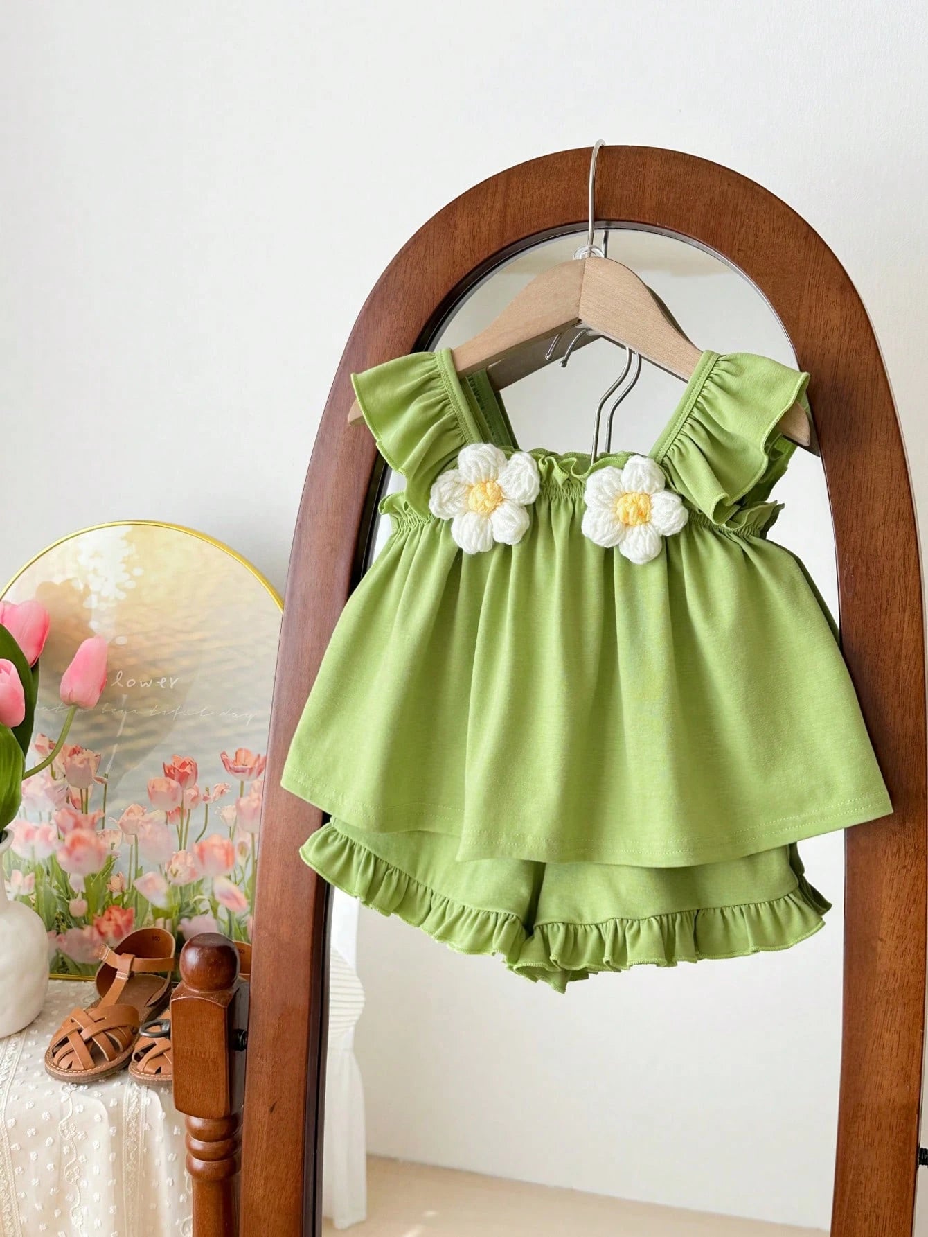Prenda verde conjunto para bebe con flores bordadas y short vista frontal
