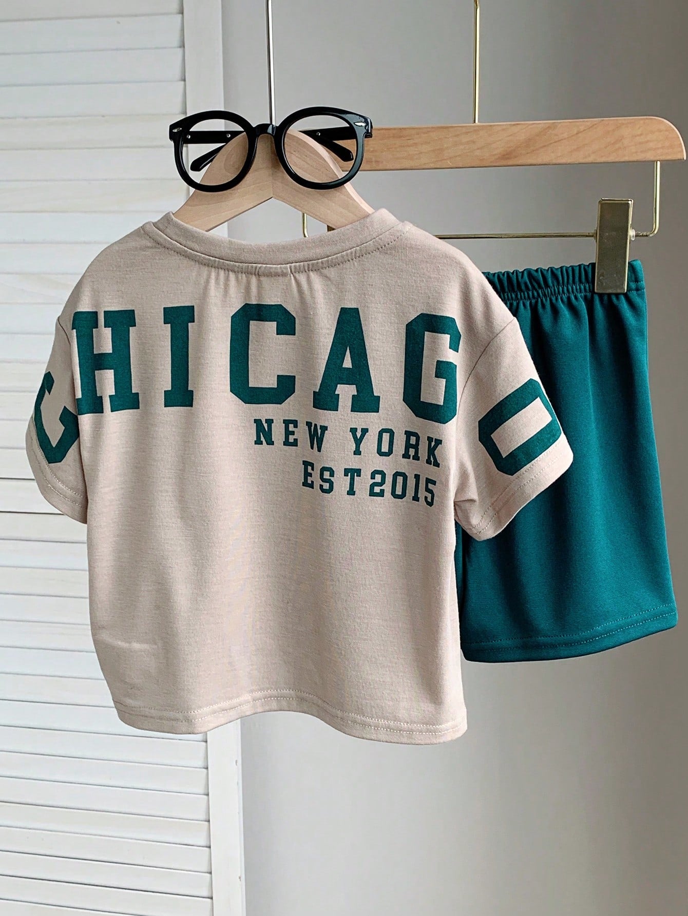 Prenda beige conjunto deportivo para bebe vista trasera