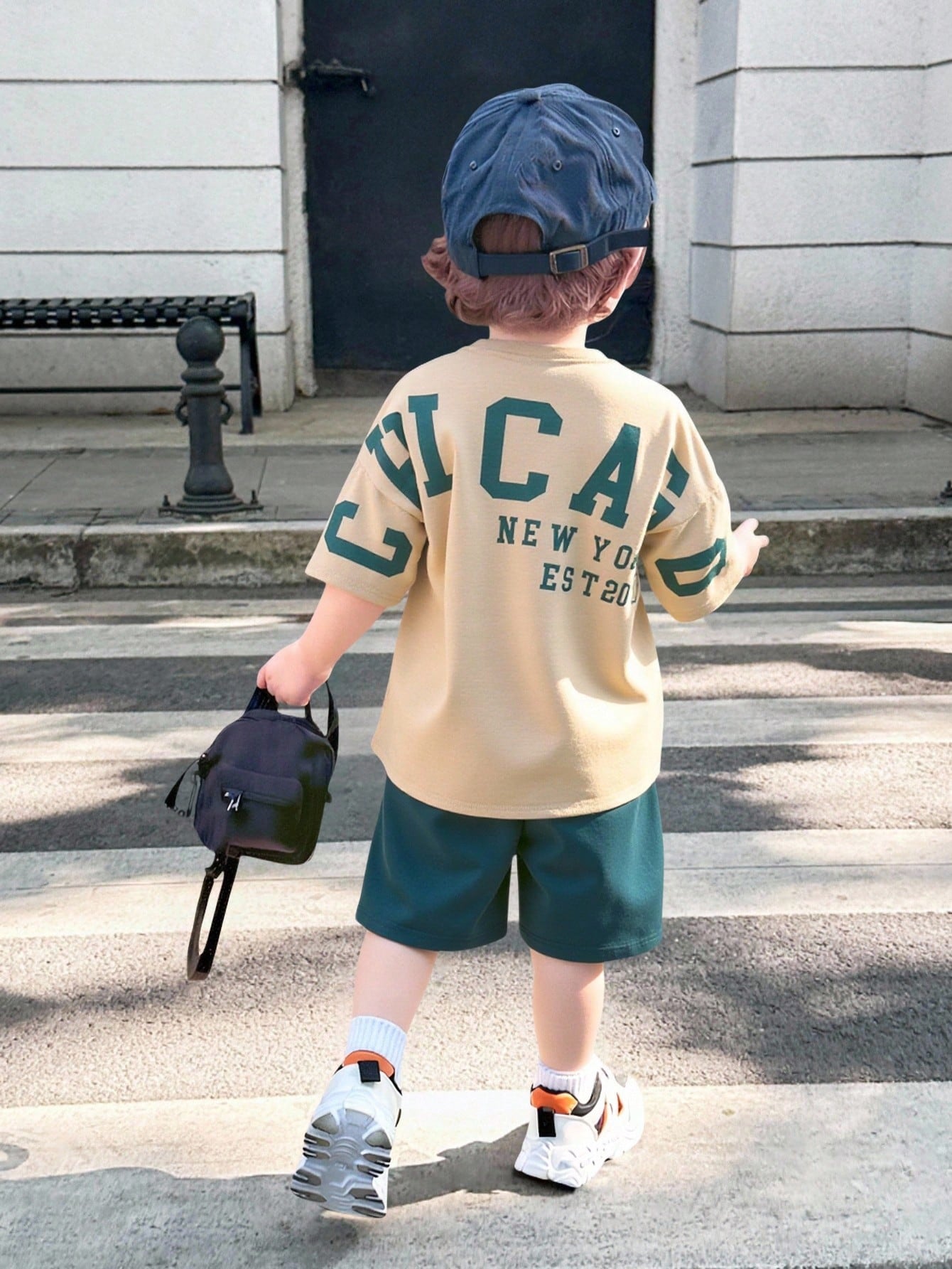 Prenda verde shorts deportivos para bebe detalle de cintura elástica